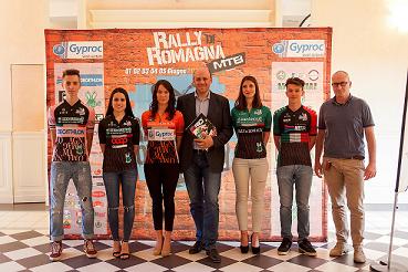 0il sindaco di Riolo terme Alfonso Nicolardi con le maglie del rally di romagna
