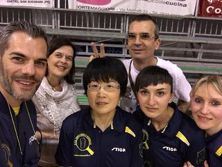 0Il presidente Carrucciu con le tre norbellissime e una coppia di tifosi