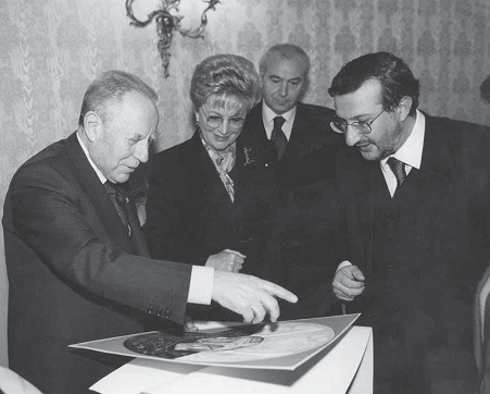 Palazzo del Quirinale il Presidente Carlo Azeglio Ciampi riceve la serigrafia Il Debito Estero dalle mani dellartista Guadagnuolo Palazzo del Quirinale il Presidente Carlo Azeglio Ciampi riceve la serigrafia Il Debito Estero dalle mani dellartista Guadagnuolo