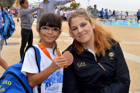 Francesca Seu posa con il bronzo paralimpico di Giada Rossi Foto Luciano Saiu