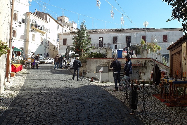 Un momento delle passate iniziative natalizie a piazza della croce - foto di Vincenzo Pacifici 3