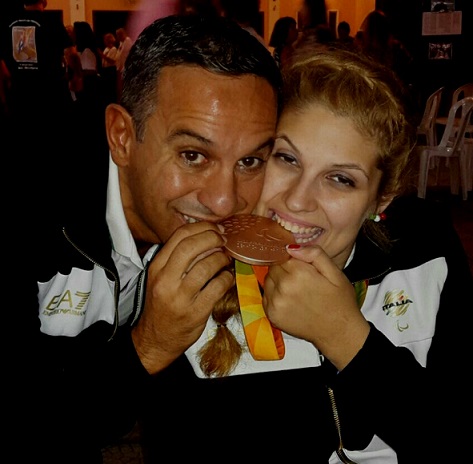 a sx il Direttore tecnico della nazionale Italiana Paralimpica Alessandro Arcigli con Giada Rossi e il bronzo conquistato alle paralimpiadi di Rio