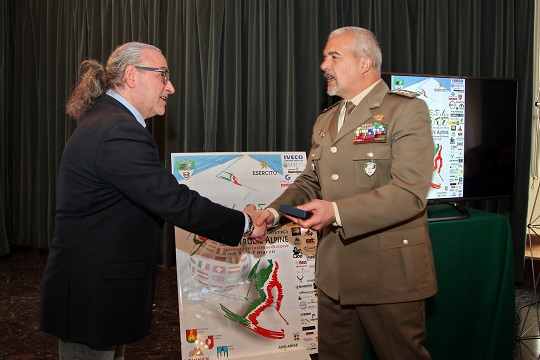 Il Comandante delle Truppe Alpine si congratula con Domenico La Cava realizzatore del manifesto ufficiale CaSTA 2017