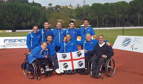 In piedi a dx Mattia e il suo ex allenatore Antonio Murgia