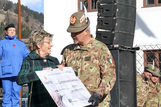 Il Comandante delle Truppe Alpine consegna lassegno alla Presidentessa dellAssociazione San Vincenzo Il Comandante delle Truppe Alpine consegna lassegno alla Presidentessa dellAssociazione San Vincenzo