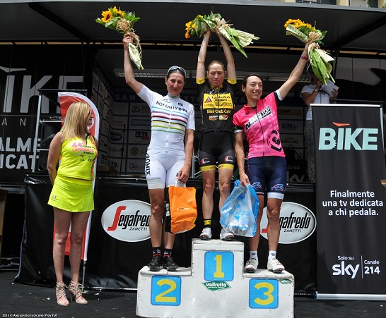 Barbara Genga sul podio-granfondo via del sale percorso-lungo-