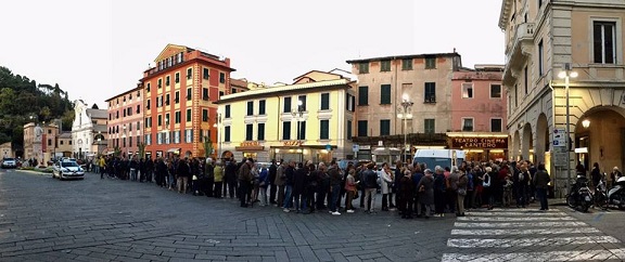 la coda del pubblico in attesa ieri sera prima dello spettacoo di Marco TRavaglio