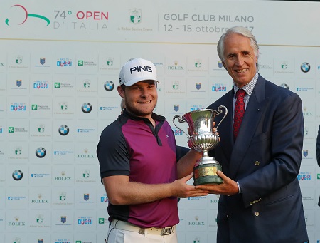 Il Presidente del CONI Giovanni Malago premia Tyrrell Hatton Foto Scaccini