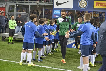 i ragazzi degli oratori JTC salutano i campioni dellAtalanta