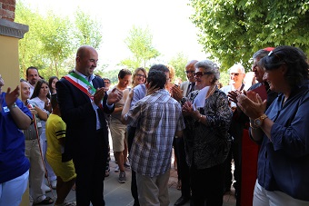 la signora salvucci al taglio del nastro