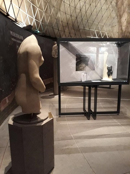 Terme di Diocleziano - La vetrina con reperto Terme di Diocleziano - La vetrina con reperto