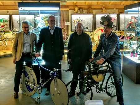 Francesco Moser con Camillo Zadra Aldo Moser e Diego Decarli con le due speciali biciclette Francesco Moser con Camillo Zadra Aldo Moser e Diego Decarli con le due speciali biciclette