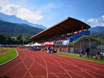 Tribuna piena di tifosi Tribuna piena di tifosi