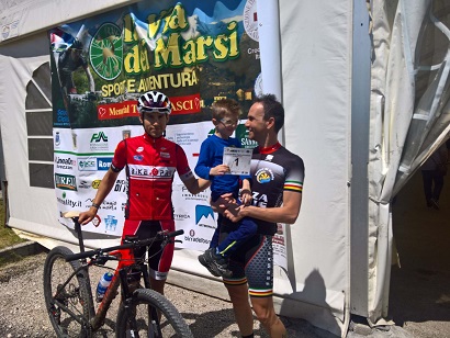 da destra Antonio Biondi con il piccolo Denis e Marco Ciccanti vincitore GF Via dei Marsi da destra Antonio Biondi con il piccolo Denis e Marco Ciccanti vincitore GF Via dei Marsi