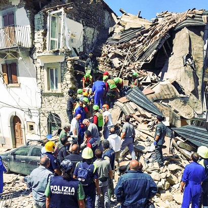 Terremoto centro Italia 2016 - Rio Amatrice estrazione di un sopravvissuto 29321782115