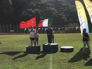 La compostezza di Chiara Statzu durante la premiazione degli 800 mt