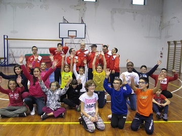 I campioni di basket dellAIPD Oristano coordinati da Mauro Dessì insegnano la disciplina agli studenti lussurgesi