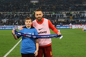 De Rossi con sciarpa jtc De Rossi con sciarpa jtc
