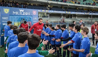 Donnarumma Milan accolto in campo dai ragazzi JTC Donnarumma Milan accolto in campo dai ragazzi JTC