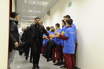 Gattuso e giocatori del Milan accolti dai ragazzi JTV Gattuso e giocatori del Milan accolti dai ragazzi JTV
