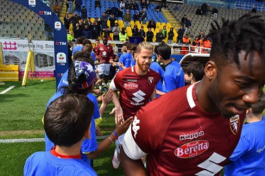 Giocatori del Torino accolti in campo dai ragazzi JTC Giocatori del Torino accolti in campo dai ragazzi JTC