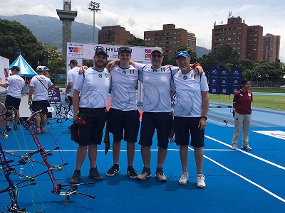Gli azzurri compound con il coach Valesella dopo la vittoria delloro a Medellin