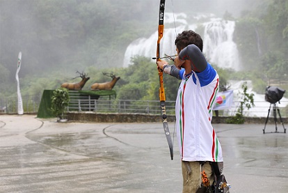 Giuseppe Seimandi in azione nella finale arco nudo dei Mondiali 3D 2015 alla Cascata delle Marmore