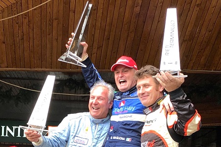 0a0Magliona alza la Coppa Carotti sul podio con Piero Nappi secondo e Denny Zardo terzo