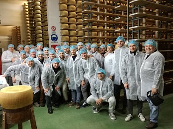 0a0Agenti Ferrarini durante la visita al Caseificio di Puianello 0a0Agenti Ferrarini durante la visita al Caseificio di Puianello