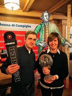 0a0Il sindaco Renato Girardi e la presidente Maria Demadonna con gli sci e la Coppa di Bode Miller