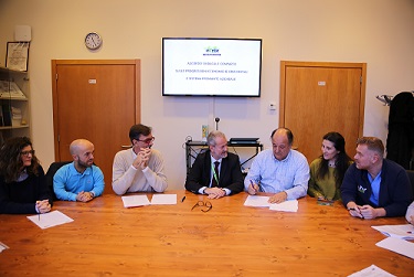 0a0aUn momento della firma dellaccordo al Meyer 0a0aUn momento della firma dellaccordo al Meyer