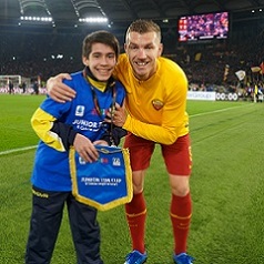 Dzeko con gagliardetto Junior TIM Cup Dzeko con gagliardetto Junior TIM Cup
