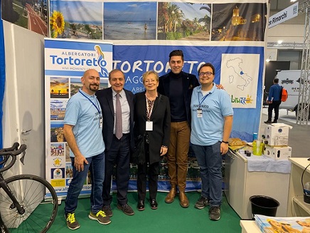 0a0aIl direttore Mauro Vegni allo stand di Tortoreto del Cosmobike