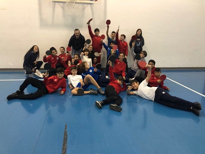 Al primo giorno di lezione con Martina Mura e Eleonora Trudu cè anche Simone Carrucciu