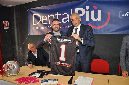 a dx il presidente Emanuele Garzia fiero con la nuova m0a0aaglia da reasferta assieme a Francisco Javier Fuentes Bolivar amministratore delegato Dental Più