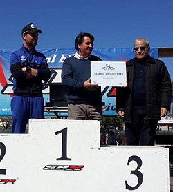 0a0aFrancesco Diciolla al centro con la targa della scuola di ciclismo riconosciuta FCI