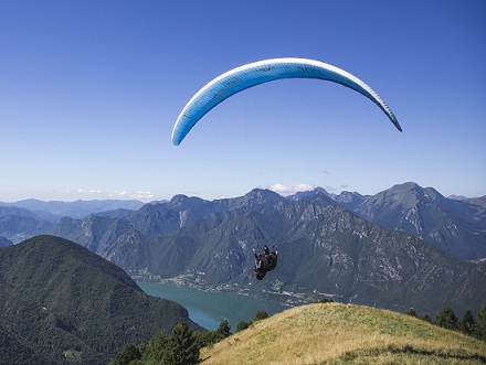Parapendio in volo dallAlpo verso Idroland in valle del Chiese - Trentino