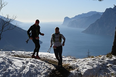 0a0aaaConcorrenti sul percorso con il Lago di Grda alle spalle