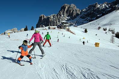 0a0aaaaIn famiglia sulla neve Carezza foto di Ivan Goller credit Val dEga 13