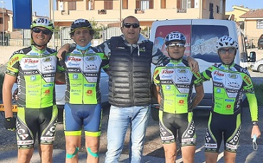 0a0aaaaaIl team con il presidente 0a0aaaaaIl team con il presidente