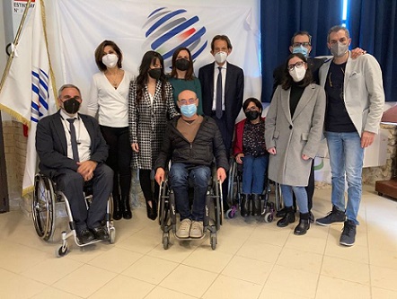 All'estrema dx Simone Carrucciu assieme alla neoeletta giunta e a qualche vip della politica sportiva isolana e nazionale