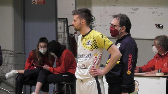 il libero ceparanese Ruggeri, alle sue spalle coach Simoncini