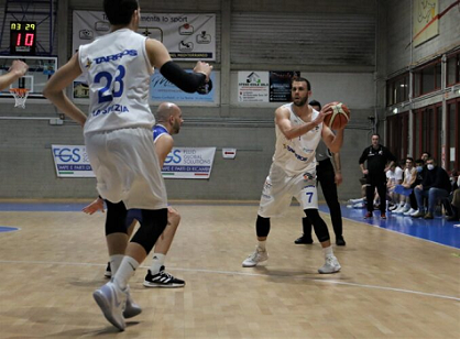 Jacopo Loni in azione, di spalle Federico Casoni tarros