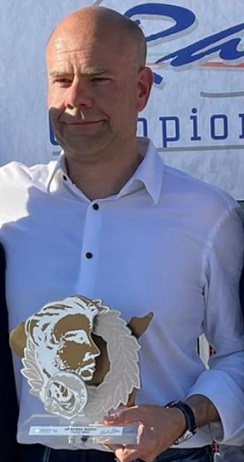 Adamo con Trofeo