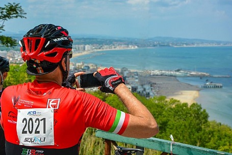 ciclista-alla-squali_t