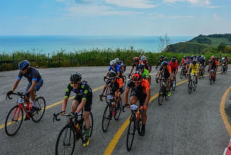 ciclisti-sulle-srade-della-squali