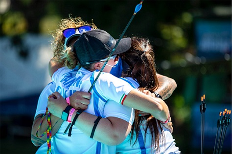 L'abbraccio delle azzurre dopo la vittoria del bronzo