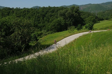 ciclisti-sul-percorso_t