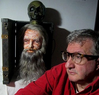Francesco Guadagnuolo con la sua scultura
