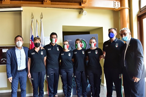 Gli azzurri con i coach, il Presidente Scarzella e il Segretario Marcello Tolu